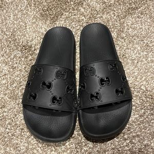 Gucci Sandals Mens 9/ Womens 11. Gucci Slides/ Sandals. Rubber GG Slide Sandal.